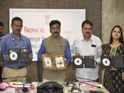 release of cd by geetmala district collector for voter awareness in alibaug | मतदार जनजागृतीसाठी गीतमाला जिल्हाधिकाऱ्यांच्या हस्ते सिडीचे प्रकाशन