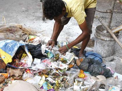 Medical waste again on the road; Shocking type from Panvel | वैद्यकीय कचरा पुन्हा रस्त्यावर; पनवेलमधील धक्कादायक प्रकार