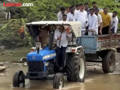 Heavy rains damage 25 to 30 villages in Indapur taluka; Dattatreya Bharane inspects from a tractor | इंदापुर तालुक्यात २५ ते ३० गावांमध्ये अतिवृष्टीने नुकसान; दत्तात्रय भरणेंची ट्रॅक्टरमधून पाहणी
