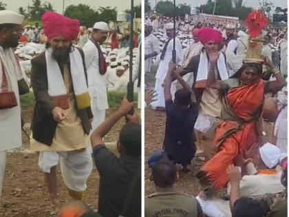Can't you hear what I'm saying A Warkari woman was pushed by a chopdaar in Mauli's palanquin. | Video: सांगितलेले ऐकायला येत नाही का? माऊलींच्या पालखीत वारकरी महिलेला चोपदाराने दिले ढकलून