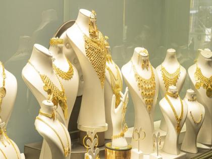 Theft in a jeweler's shop in Guruvayur Peth; Goods worth Rs 68 lakhs stolen, thieves got away with it as there was no security guard | गुरुवार पेठेत ज्वेलर्स शॉपमध्ये चोरी; ६८ लाखांचा ऐवज लंपास, सुरक्षारक्षक नसल्याने चोरांचे फावले