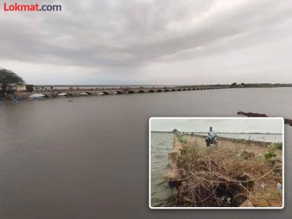 A landslide occurred on the bridge connecting Pune-Solapur district Traffic continues in a dangerous manner | पुणे-सोलापूर जिल्ह्याला जोडणाऱ्या पुलाला पडले भगदाड; धोकादायक पद्धतीने अजूनही वाहतूक सुरूच