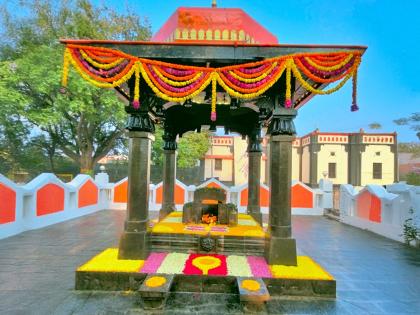 A helicopter will shower flowers on the of Chhatrapati Sambhaji Maharaj samadhi | Chhatrapati Sambhaji Maharaj: छत्रपती संभाजी महाराजांच्या समाधीवर होणार हेलिकाॅप्टरने पुष्पवृष्टी A helicopter will shower flowers on the of Chhatrapati Sambhaji Maharaj samadhi | Chhatrapati Sambhaji Maharaj: छत्रपती संभाजी महाराजांच्या समाधीवर होणार हेलिकाॅप्टरने पुष्पवृष्टी