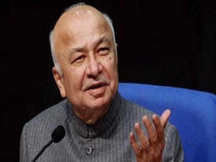 Producers are after the seller of what is consumed It is difficult for them to make a visionary film like 'Saamana' - Sushilkumar Shinde | जे खपते, ते विकणाऱ्याच्या मागेच निर्माते; 'सामना'सारखे ध्येयवादी चित्रपट काढणे त्यांच्यासाठी कठीण - सुशीलकुमार शिंदे