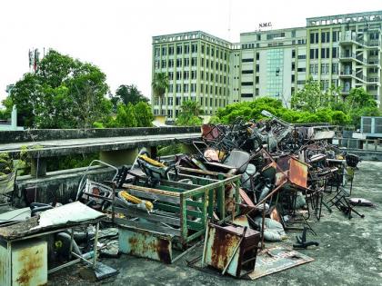 Mass production of mosquitoes on the Nagpur Municipal Corporation terece | नागपुरातील  मनपाच्या आरोग्य विभागाच्या टेरेसवर डासांची उत्पत्ती 