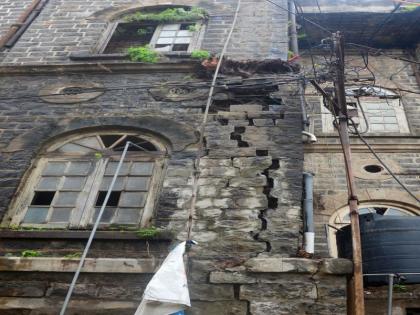 The dangerous part of the old building, which houses the eastern office of the municipality, collapsed | महापालिकेचे पुर्व विभाग कार्यालय असलेल्या जुन्या इमारतीचा धोकादायक भाग कोसळला