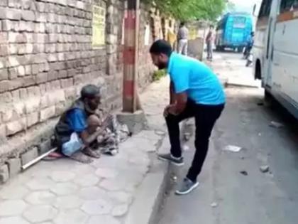 Fluent English! IIT pass out old man seen begging; shocked when asked about him | फाड, फाड इंग्रजी! IIT पासआऊट वृद्ध गल्लोगल्ली भीक मागताना दिसला; विचारताच धक्का बसला