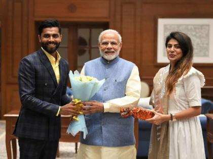 Ravindra Jadeja's wife join BJP', left Karani Sena in gujarat | क्रिकेटवीर रवींद्र जडेजाची बायको भाजपाच्या पीचवर, करणी सेनेला 'जय श्री कृष्ण'