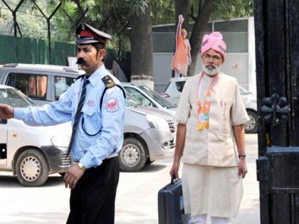 'Modi', walking around the premises of Congress headquarters, people will ever ask 15 lakhs? | काँग्रेस मुख्यालयाच्या आवारात फिरताना दिसले 'मोदी', लोकांनी विचारले 15 लाख कधी देणार? 