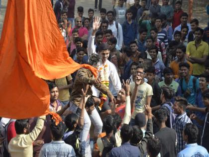  In Jalgaon College, students were beaten by the independence of the organization | जळगावातील महाविद्यालयात विद्यार्थी संघटनांना दुर करुन अपक्षांनी मारली बाजी