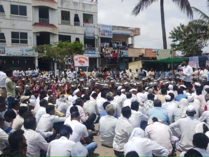 Rahuri-Shanishinghapur road blocked: Eighteen villages | राहुरी-शनिशिंगणापूर रस्ता रोखला : अठरा गावे पिण्याच्या पाण्यापासून वंचित