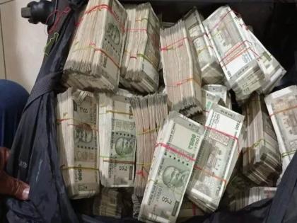 Rajasthan Police has seized crores of rupees of cash which was being taken to Gujarat through car | कारमध्ये सापडले नोटांचे बंडल; रोकड मोजण्यासाठी मशीन मागवावी लागली, पोलीस हैराण