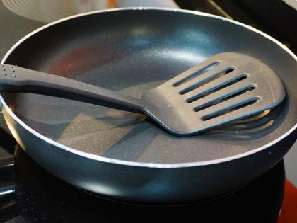 side effects of cooking in nonstick utensils may cause cancer | नॉनस्टिकच्या भांड्यात जेवण शिजवल्यामुळे देताय 'या' गंभीर रोगाला आमंत्रण, वेळीच व्हा सावध!