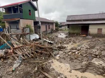 Rains wreak havoc in Northeast India, 32 people killed in landslides | ईशान्य भारतात पावसाचा कहर, भूस्खलनासह विविध कारणांनी ३२ जणांचा मृत्यू  