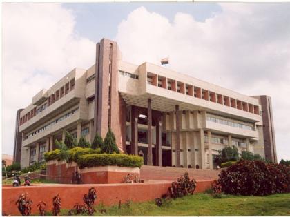 The fate of 32 candidates of UG's graduate group will be closed today in the polling booth | उमविच्या पदवीधर गटाच्या ३२ उमेदवारांचे भवितव्य आज मतदान पेटीत बंद होणार