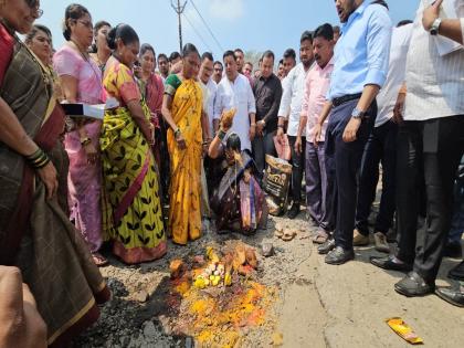 ncp sharad chandra pawar's agitation in bhiwandi the road was cleaned by sprinkling cow urine | भिवंडीत राष्ट्रवादी काँग्रेस शरदचंद्र पवार पक्षाचे आंदोलन, रस्त्याचे गोमूत्र शिंपडून केले शुद्धीकरण