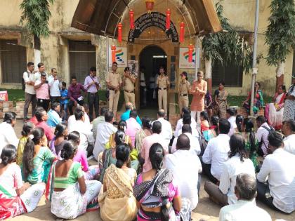 A protest was held in front of the regional office of Shramjiv Sangathan in Bhiwandi for the compensation of affected farmers in Mumbai Vadodara Marg. | भिवंडीत मुंबई बडोदरा मार्गांमधील बाधित शेतकऱ्यांच्या मोबदल्यासाठी श्रमजीवी संघटनेचे ठिय्या आंदोलन