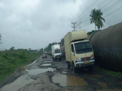 Huge potholes on Bhadwad to Tadali pipeline road in Bhiwandi |  भिवंडीतील भादवड ते ताडाळी पाईपलाईन रस्त्यावर प्रचंड खड्डे