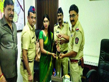 The jewelry received by the Naupada police | नौपाडा पोलिसांमुळे मिळाले दागिने