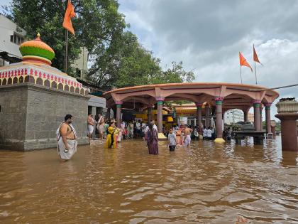 Narsinghwadi: Datta devotees await the Dakshindwar ceremony | नृसिंहवाडी: दक्षिणद्वार सोहळ्याची दत्त भक्तांना प्रतीक्षा; पाणी स्थिर राहिले... Narsinghwadi: Datta devotees await the Dakshindwar ceremony | नृसिंहवाडी: दक्षिणद्वार सोहळ्याची दत्त भक्तांना प्रतीक्षा; पाणी स्थिर राहिले...