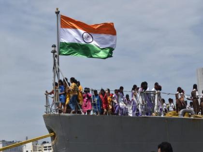 10,000 students along with 21 thousand citizens gave a visit to the naval warship | 21 हजार नागरिकांसह 10 हजार विद्यार्थ्यांनी दिली नौदलाच्या युद्धनौकेला भेट