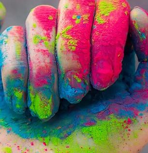 होळी रे होळी!! नखांवरचा रंग लवकर निघत नाही? होळी खेळण्यापूर्वी 'अशी' घ्या काळजी