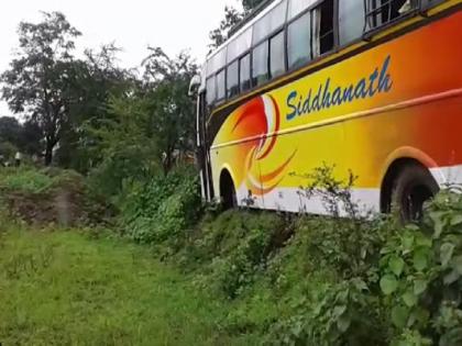 The luxury bus crashed, 35 passengers left. | लक्झरी बसची दुर्घटना टळली, 35 प्रवाशी बचावले.