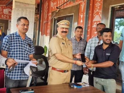 pelhar police returned 27 mobile phones worth lakhs lost on the eve of diwali to the citizens | दिवाळीच्या पूर्वसंध्येला हरवलेले लाखोंचे २७ मोबाईल पेल्हार पोलिसांनी नागरिकांना केले परत