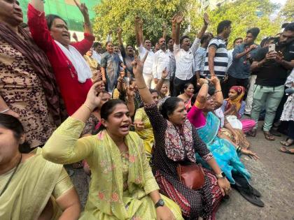 NCP activists outside the police station to protest the arrest of Jitendra Awhad | जितेंद्र आव्हाड अटकेच्या निषेधार्थ पोलीस ठाण्याबाहेर कार्यकर्त्यांची घोषणाबाजी