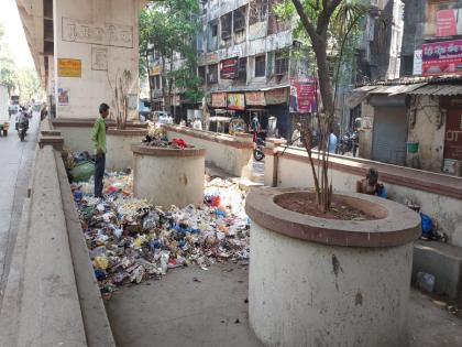 Garbage piled up under the flyover in Bhiwandi Neglect of municipal administration | भिवंडीतील उड्डाणपुलाखाली साचले कचऱ्याचे ढीग; महापालिका प्रशासनाचे दुर्लक्ष