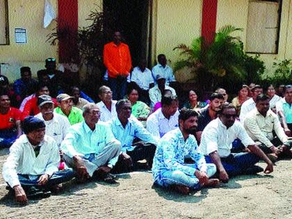 Villagers strain for the road, surrounded by deputy superiors of angry protesters | रस्त्यासाठी ग्रामस्थांचा ठिय्या, संतप्त आंदोलकांचा उपअभियंत्यांना घेराव