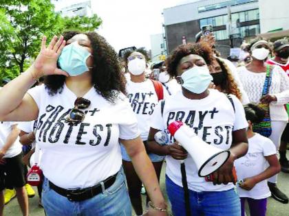 Thousands strike in New York | संचारबंदी उठवताच न्यूयॉर्कमध्ये हजारो लोकांनी केली शांततापूर्ण निदर्शने