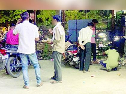 open bar, liquor shops on roadside in many places in Amravati, women's safety at stake | शहरात रस्त्याकाठी 'ओपन बार' शॉपबाहेर रिचवले जातात पेग