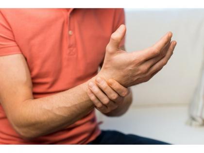 Tingling in the hands and feet is a side effect of the medicine; Consult a doctor as soon as symptoms appear | हात-पायांमध्ये मुंग्या येणे हे औषधांचे साईड इफेक्ट;  लक्षणे दिसताच डॉक्टरांचा सल्ला घ्या