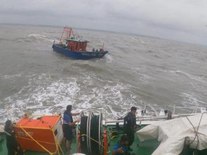 Tauktae Cyclone: 3 Navy sailors save 60 lives; 11 rescue squads ready in case of emergency | Tauktae Cyclone: नौदलाच्या ३ युद्धनाैकांनी वाचविले ६० जणांचे प्राण; आणीबाणीच्या परिस्थितीत ११ बचाव पथकं सज्ज