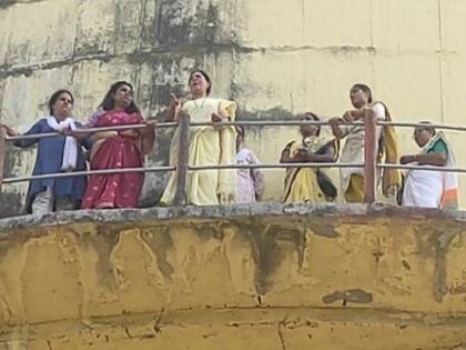 Women's Sholay Style Movement to Demand Reservation; Women sitting on a water tank in latur | आरक्षणाच्या मागणीसाठी महिलांचे शोले स्टाइल आंदोलन; लातूरात पाण्याच्या टाकीवर बसल्या महिला