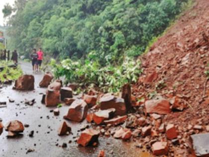 Raigad cracking session continues; Stone pelting on roads at two places in Poladpur, Srivardhan | रायगडात दरड काेसळण्याचे सत्र सुरूच; पोलादपूर, श्रीवर्धनमध्ये दोन ठिकाणी रस्त्यावर दगडांचा खच