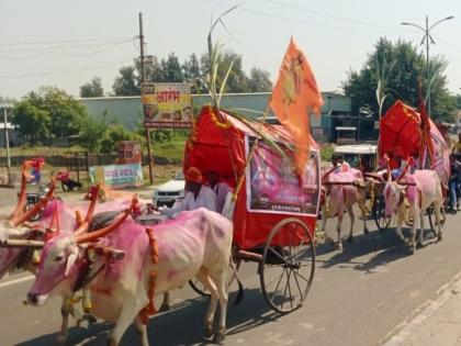 Ten youth activists from Chale village traveled by bullock cart to Antarwali Sarati | चळे गावातील दहा युवा कार्यकर्ते बैलगाडीतून प्रवास करीत निघाले आंतरवाली सराटीला