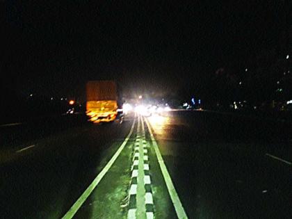 Due to lack of street light, the danger of accidents on the highway | पथदिवे नसल्याने महामार्गावर अपघाताचा धोका