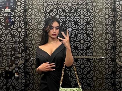 Ajay Devgan's daughter Nyasa Devgan shared a photo in a deep neck dress | अजय देवगणची लेक न्यासा देवगणने डीप नेक ड्रेसमधील फोटो केला शेअर, फोटोची होतेय चर्चा