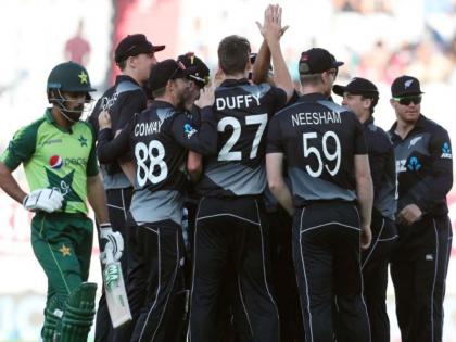 New Zealand beat Pakistan by 5 wickets | टी-२० : न्यूझीलंडने पाकिस्तानला नमविले