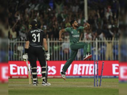 ICC T20 World Cup 2021 PAK vs NZ Live updates : Pakistan to restrict New Zealand to 136 for 8 from 20 overs ,  Haris Rauf 4 wickets | T20 World Cup 2021 PAK vs NZ Live Score: पाकिस्तानी गोलंदाजांचे वादळ रोखणे अवघड, न्यूझीलंडचीही केली वाईट अवस्था 