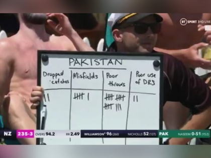 NZ v PAK 2020-21: New Zealand fan funnily keeps a tally of Pakistan's on-field errors during 1st Test | NZ vs PAK Test : भर मैदानावर फॅन्सने काढले पाकिस्तानचे वाभाडे; न्यूझीलंड कसोटीमधील फोटो व्हायरल