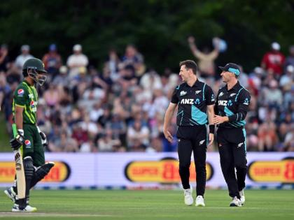 NZ vs PAK : NZ beat PAK by 7 wickets in 4th T20I, Kiwis were 20 for 3 while chasing 159 then Mitchell 72*(44) & Phillips 70*(52) steal the show   | न्यूझीलंडने चौथ्या सामन्यातही पाकिस्तानचे वस्त्रहरण केले; मिचेल-फिलिप्स यांनी झोडले 