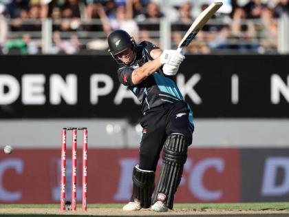 DARYL MITCHELL scored 61 (27) with 4 fours and 4 sixes, Kane Williamson scored 57 (42) with 9 fours, New Zealand post the total of 226/8 against Pakistan in first T20I match | ऑस्ट्रेलियात हरले, आता न्यूझीलंडमध्ये मार खायला आले; पाकिस्तानी गोलंदाजांची धू धू धुलाई