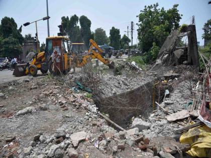 Encroachments erected by political leaders; Municipal action | राजकीय पुढाऱ्यांनी उभारलेले अतिक्रमण धाराशायी; मनपाची कारवाई