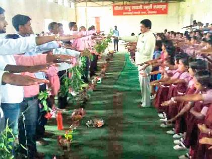 Swine-Keeping Protector's Pledge Taking Swine | चिमुकल्यांनी घेतली बळीराजाच्या संरक्षणाची शपथ Swine-Keeping Protector's Pledge Taking Swine | चिमुकल्यांनी घेतली बळीराजाच्या संरक्षणाची शपथ