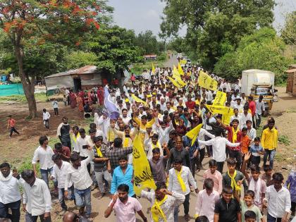 New season! Support of Laxman Hake by OBC brothers from Antarwali Sarati where the Maratha movement took place | नवे पर्व! शक्ती प्रदर्शन करत अंतरवाली सराटीतील ओबीसी बांधवांचा लक्ष्मण हाकेंना पाठिंबा