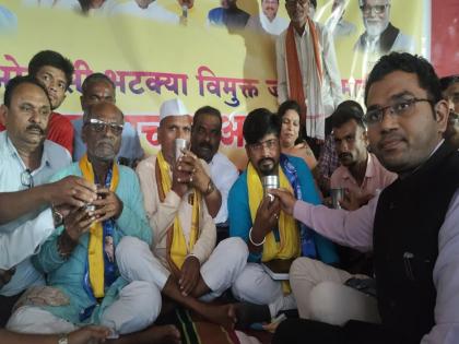 Discussion between OBC hunger strikers in Antarwali and Minister Minister Atul Save, agitation suspended after assurance | अंतरवालीतील ओबीसी उपोषणकर्ते आणि मंत्री सावे यांच्यात चर्चा, आश्वासनानंतर आंदोलन स्थगित Discussion between OBC hunger strikers in Antarwali and Minister Minister Atul Save, agitation suspended after assurance | अंतरवालीतील ओबीसी उपोषणकर्ते आणि मंत्री सावे यांच्यात चर्चा, आश्वासनानंतर आंदोलन स्थगित