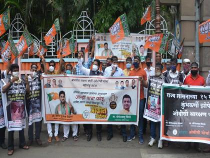 BJP OBC Morcha's agitation for reservation in Pune, but social thirteen's only three thirteen | पुण्यात आरक्षणासाठी भाजप ओबीसी मोर्चाचे आक्रोश आंदोलन, सोशल डिस्टनसींगचे मात्र तीन तेरा